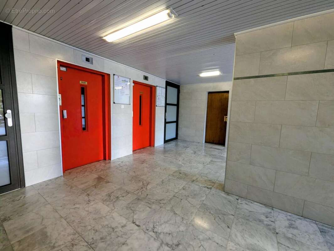 Entrée ascenceur - Appartement à MERIGNAC