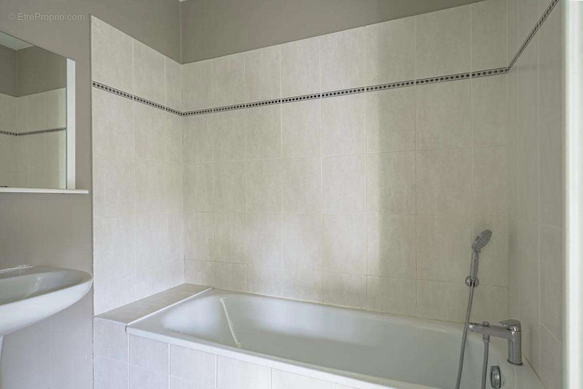 Appartement à LA ROQUE-D'ANTHERON