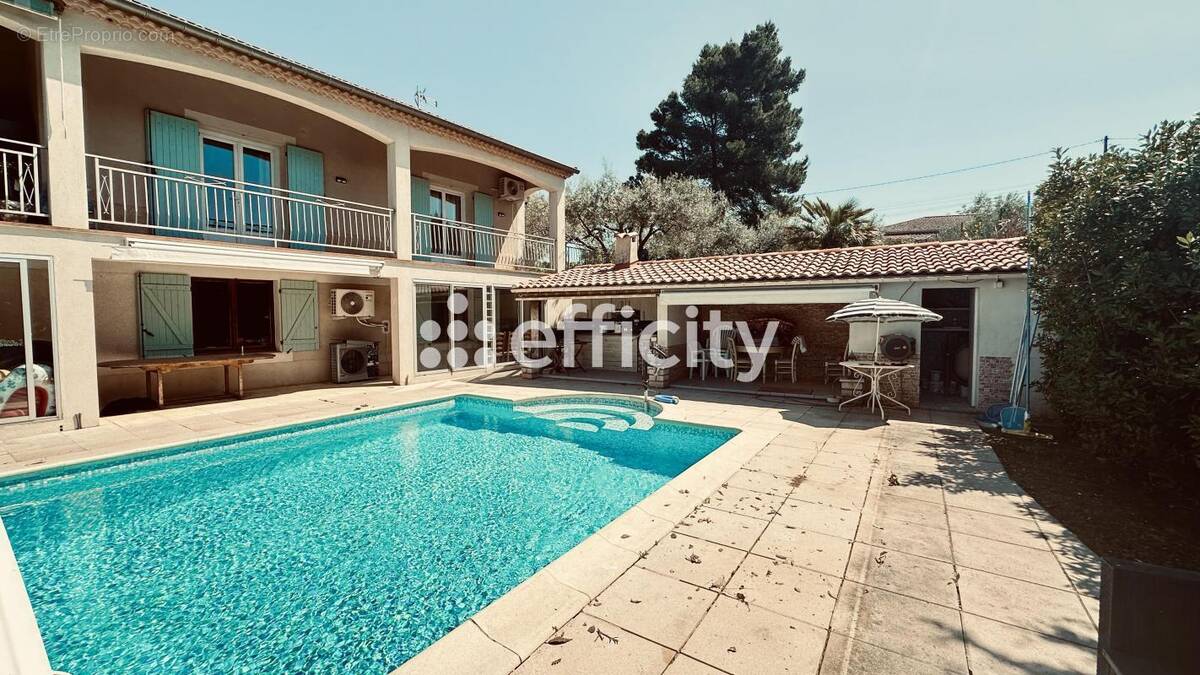 Maison à SAINT-JULIEN-DE-PEYROLAS