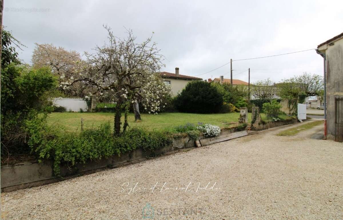 Maison à BARBEZIEUX-SAINT-HILAIRE