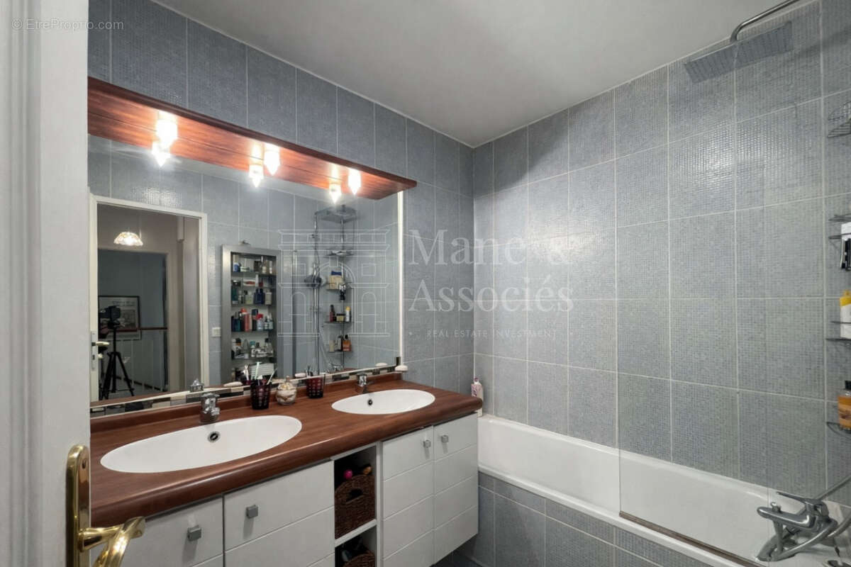 Appartement à COURBEVOIE