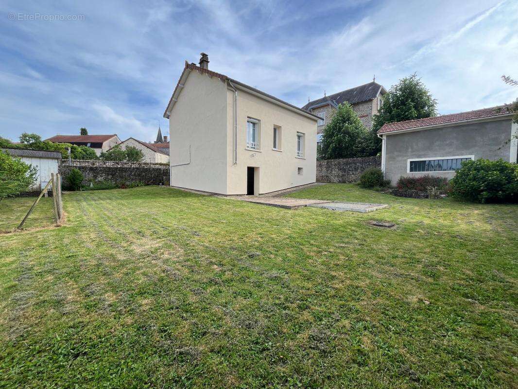 Maison à LA JONCHERE-SAINT-MAURICE