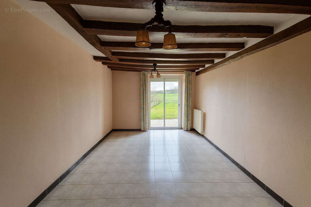 Maison avec poutres bois - Maison à LA POMMERAYE