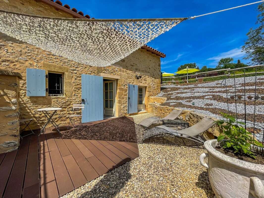 Propriété en pierre de cinq chambres avec piscine d'eau salée et oasis naturelle à Plazac. - photo 17
