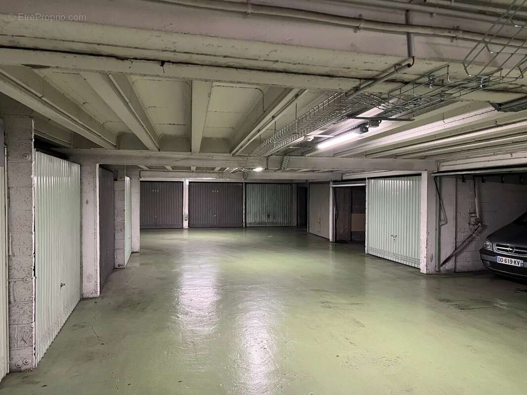 Parking à PARIS-17E