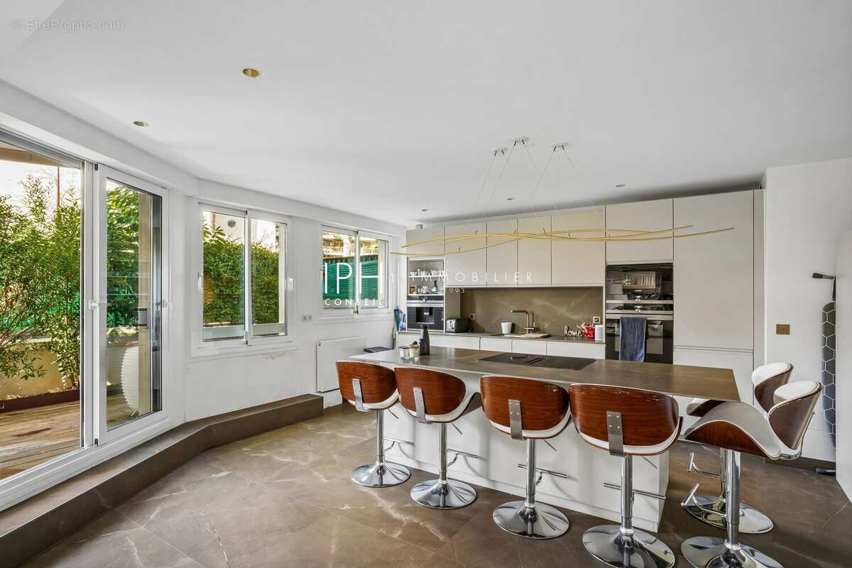 Appartement à NEUILLY-SUR-SEINE