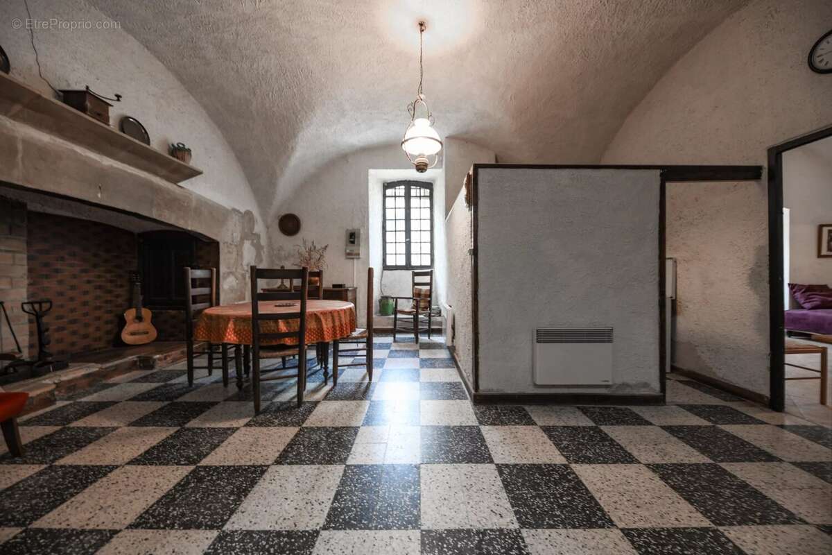 Maison à LUSSAN