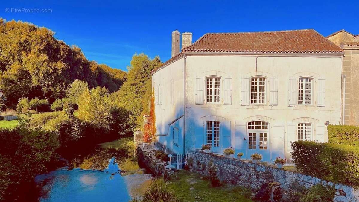 Maison à LA ROCHEBEAUCOURT-ET-ARGENTINE
