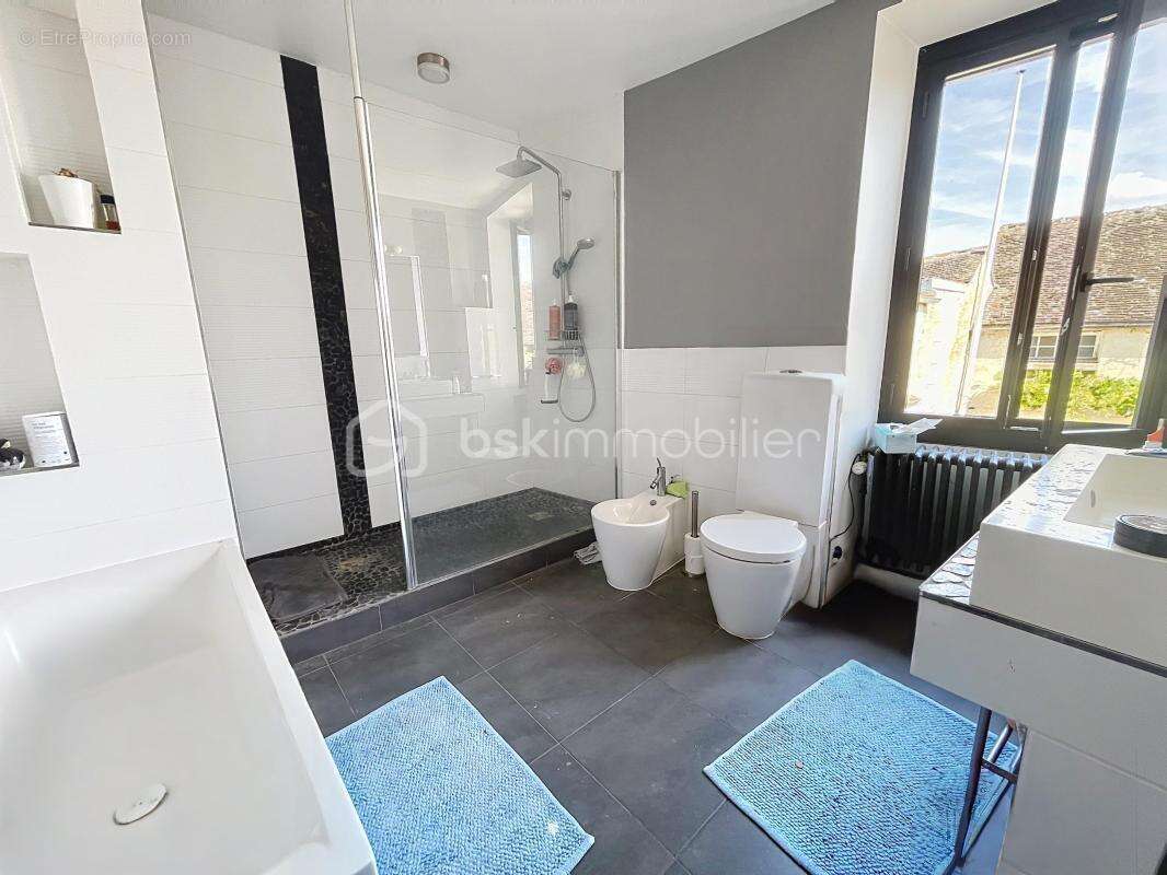 Maison de ville familiale avec dépendance et fort potentiel - photo 10