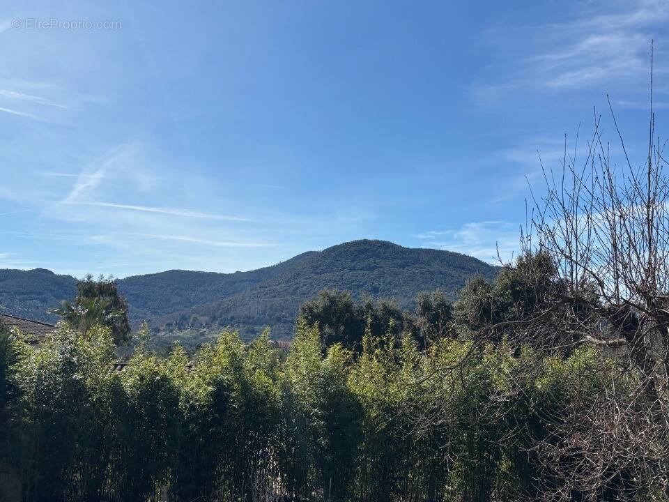 Terrain à LES ADRETS-DE-L'ESTEREL