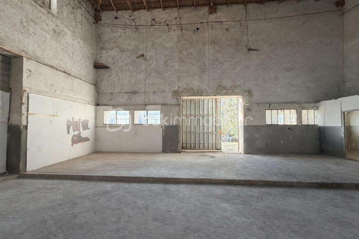 Appartement à ENTRAIGUES-SUR-LA-SORGUE