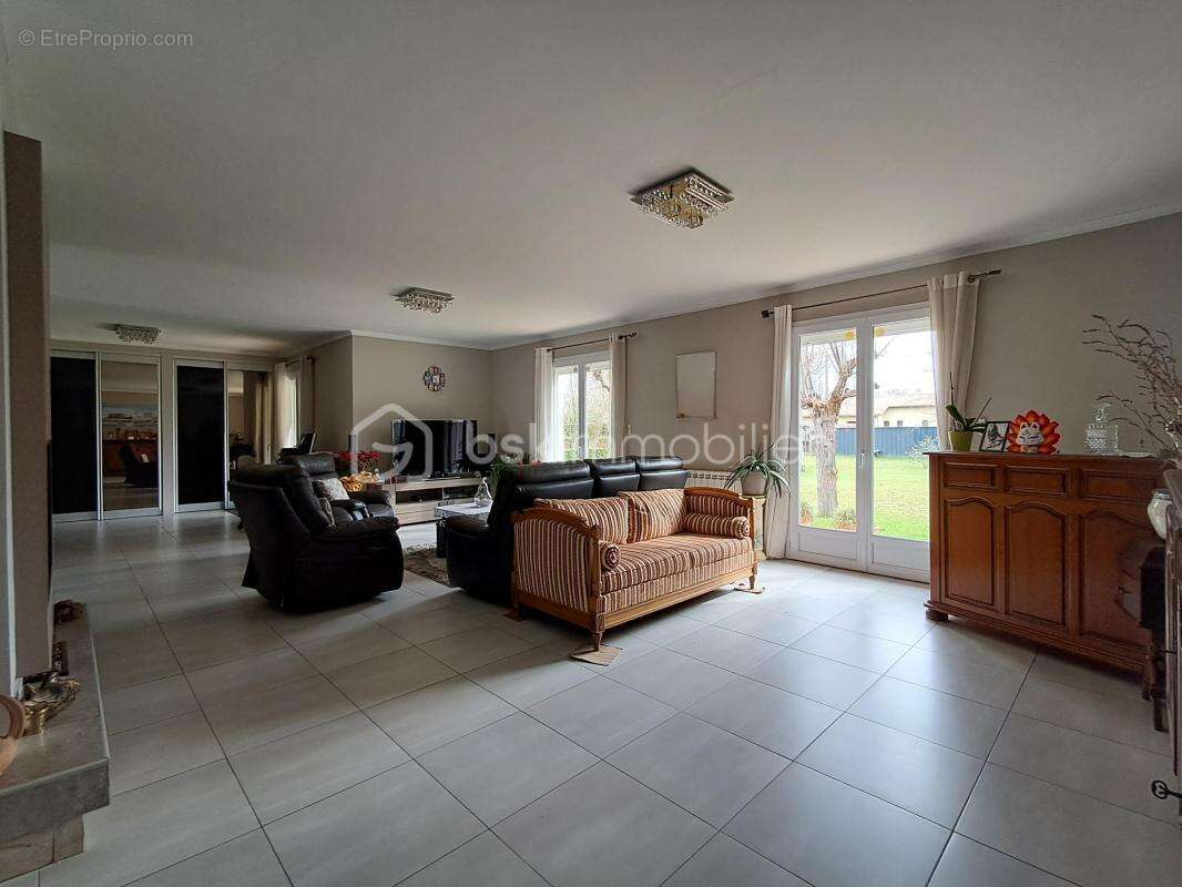 Maison spacieuse et rénovée proche de la zone commerciale - photo 7