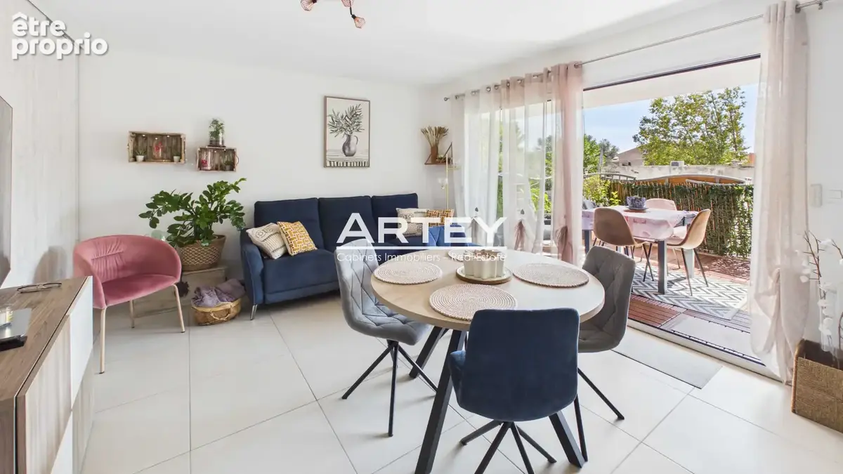 À quelques pas du port et du centre-ville de Carqueiranne, appartement en excellent état, situé au sein d’une - photo 3