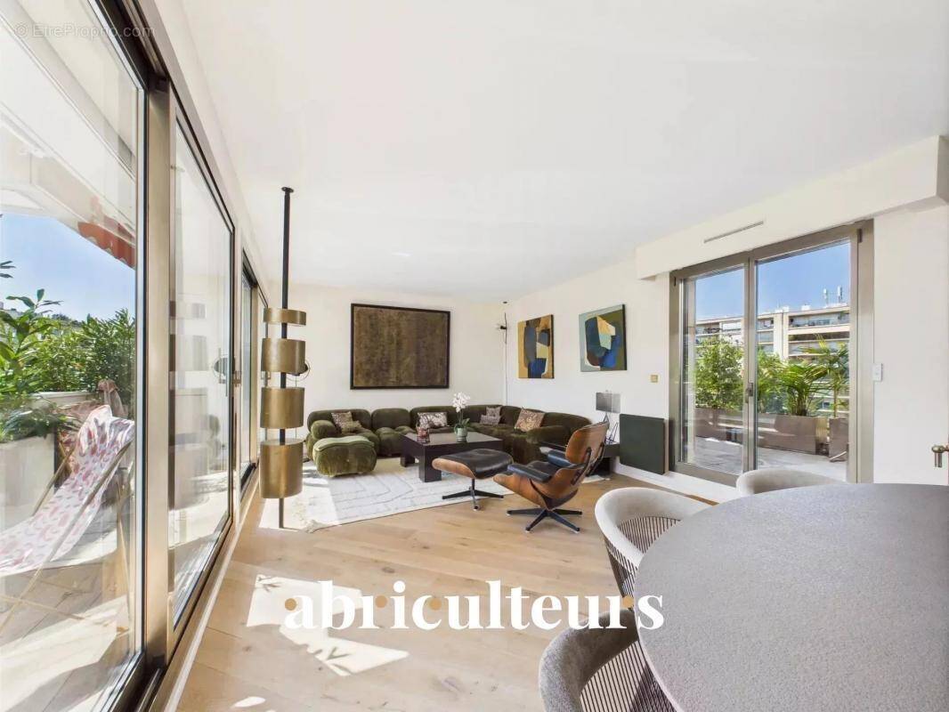 Appartement à PARIS-16E