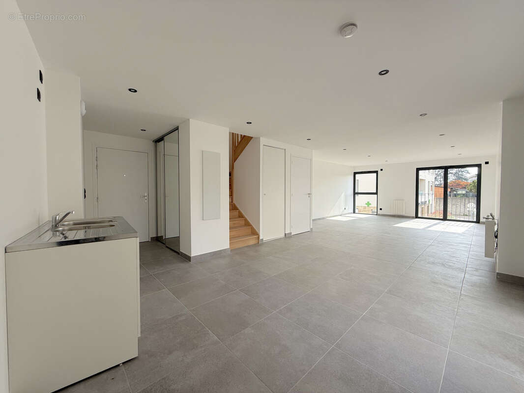 Appartement à LA TOUR-DE-SALVAGNY