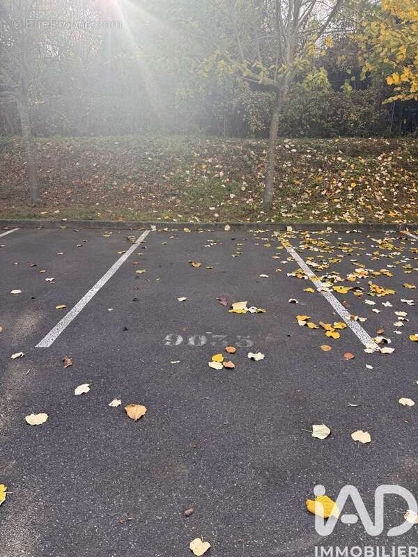 Photo 2 - Parking à VILLENEUVE-LE-ROI