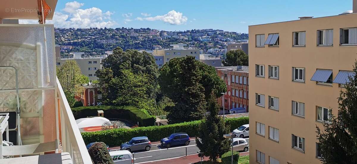 Appartement à SAINT-LAURENT-DU-VAR