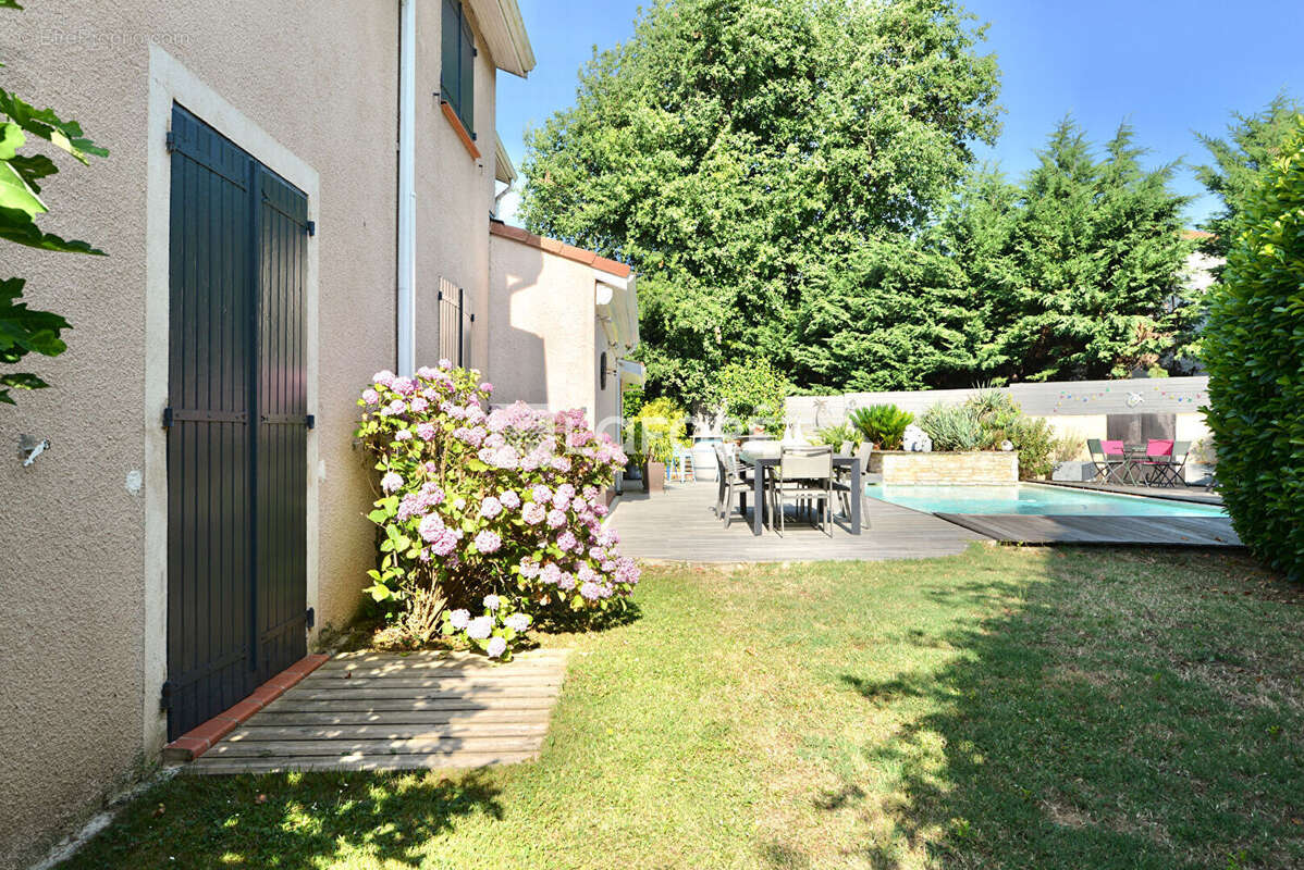 Villa de 7 pièces de 217 m²  avec piscine chauffée et dépendance L'Union - photo 2