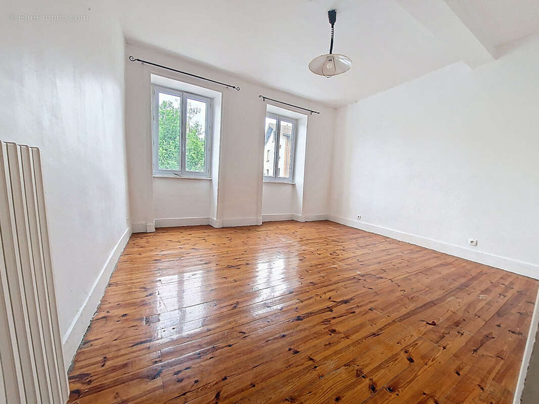 Appartement à MARCILLY-LE-CHATEL