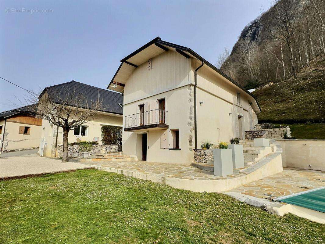 Proche Chambéry ! Propriété de charme, avec piscine et gîte, composée de deux maisons indépendantes sur 2800m2 de terrain - photo 2