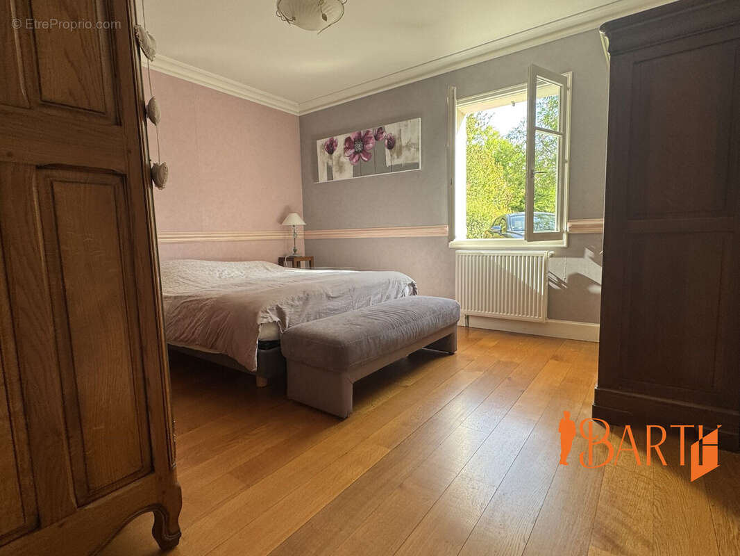 Maison 200 m² à Saint-Doulchard  - photo 9