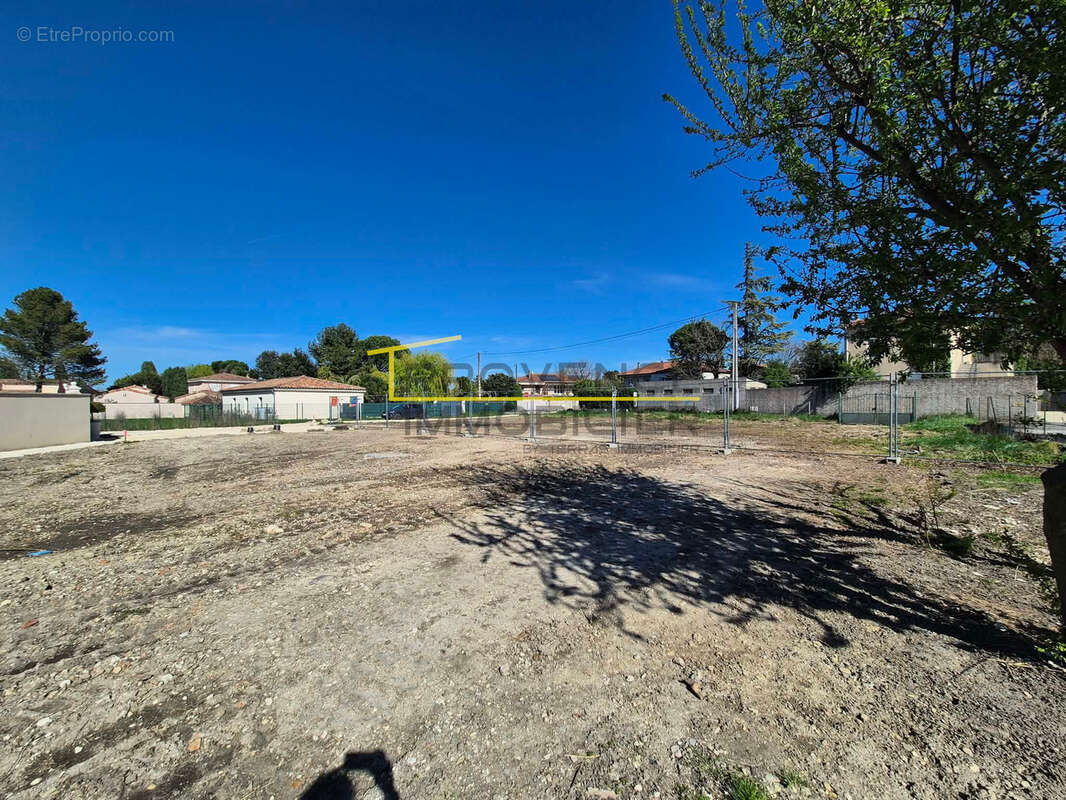 Terrain à MONTELIMAR