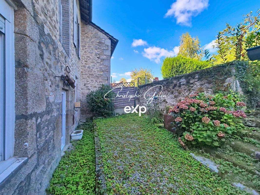 Maison à SAUVIAT-SUR-VIGE