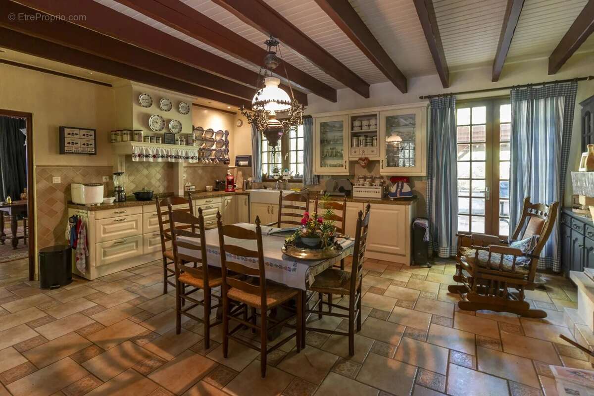 Maison spacieuse avec piscine, grandes dépendances et terrain - photo 4