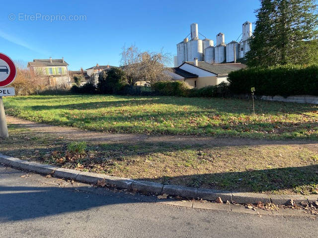 Terrain à VERTAIZON