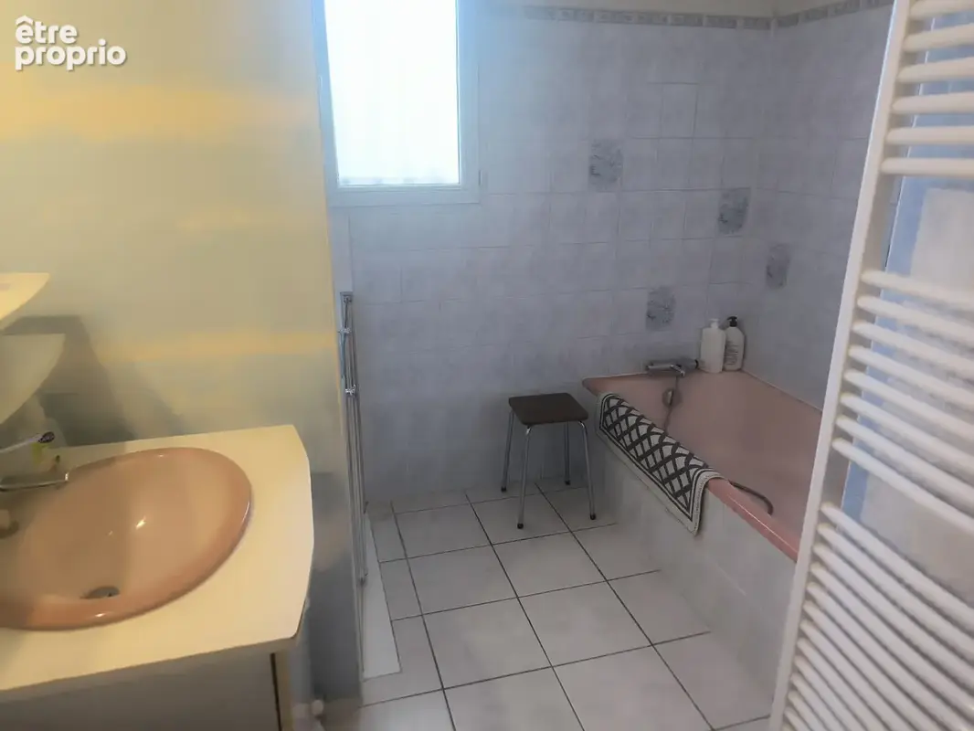 Maison de plain-pied avec jardin arboré, terrasse et dépendance - photo 10