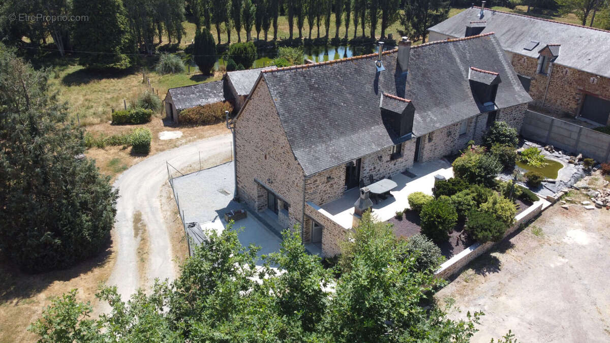 Argentré-Du-Plessis, maison en pierres rénovée de 166 m2 sur 1 755 m² de terrain - photo 6