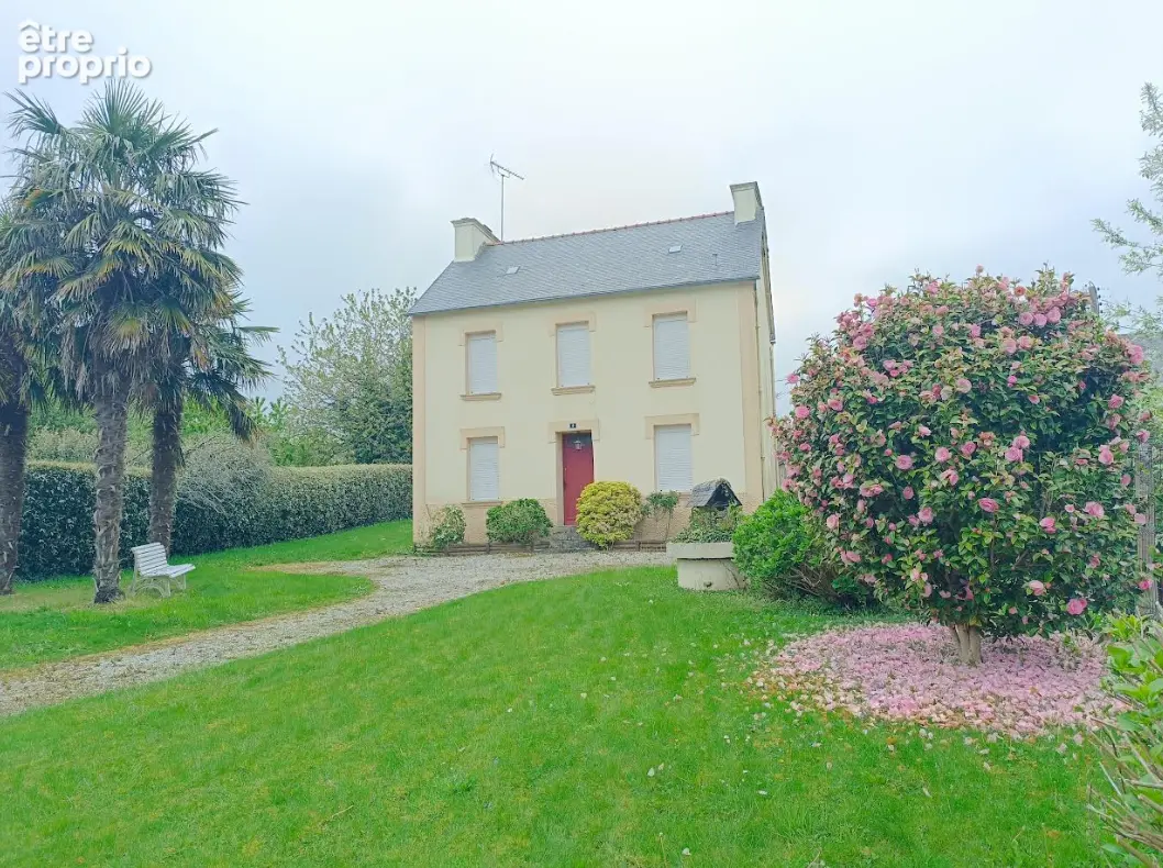 Maison à TREGOUREZ