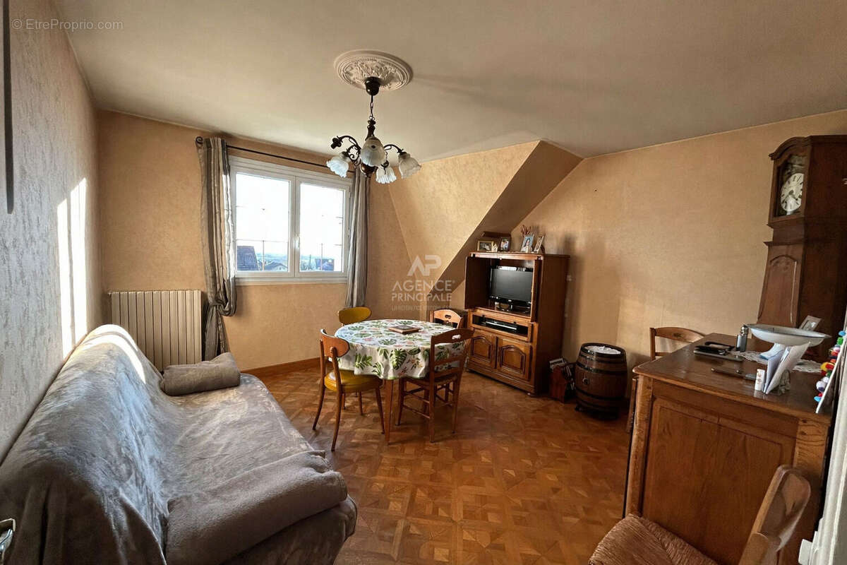 Maison à CHANTELOUP-LES-VIGNES