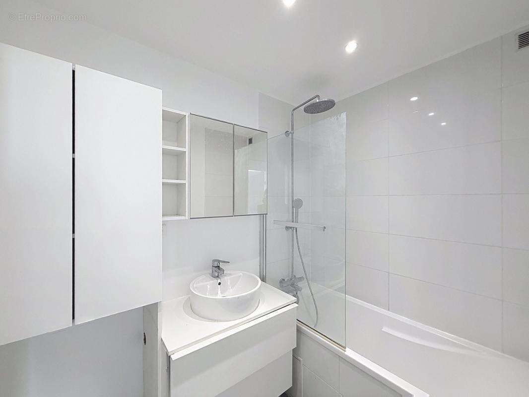 Appartement Rénové avec balcon Vue Panoramique - Quartier Chapelle, Paris - photo 10