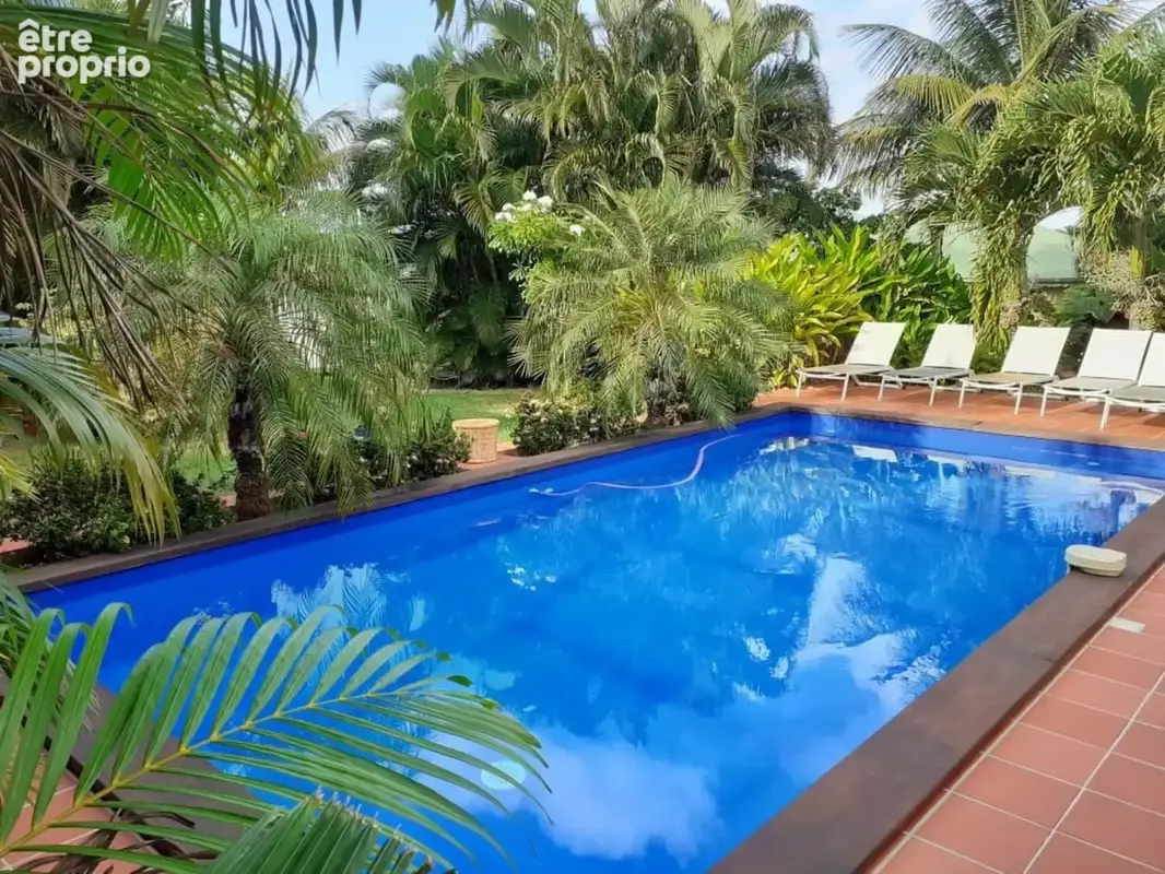 DESHAIES, Villa plage à pied, 2 bungalow, garage et piscine, sur 1 965 m² de terrain arboré - photo 2