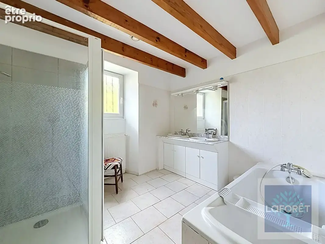 Maison familiale de plain-pied avec grange sur 3 000 m² de terrain - photo 4