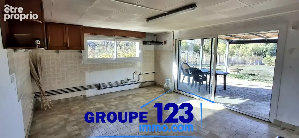 Pavillon familial de 260 m2   terrain de plus de 2 000 m2 - photo 9