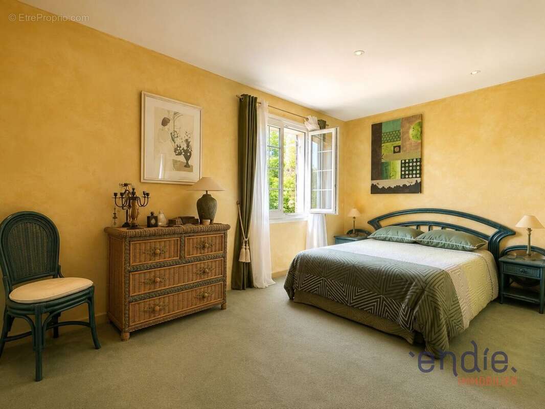 LORGUES - Authentique mas provençal à 300 m du centre ville, avec piscine. - photo 8