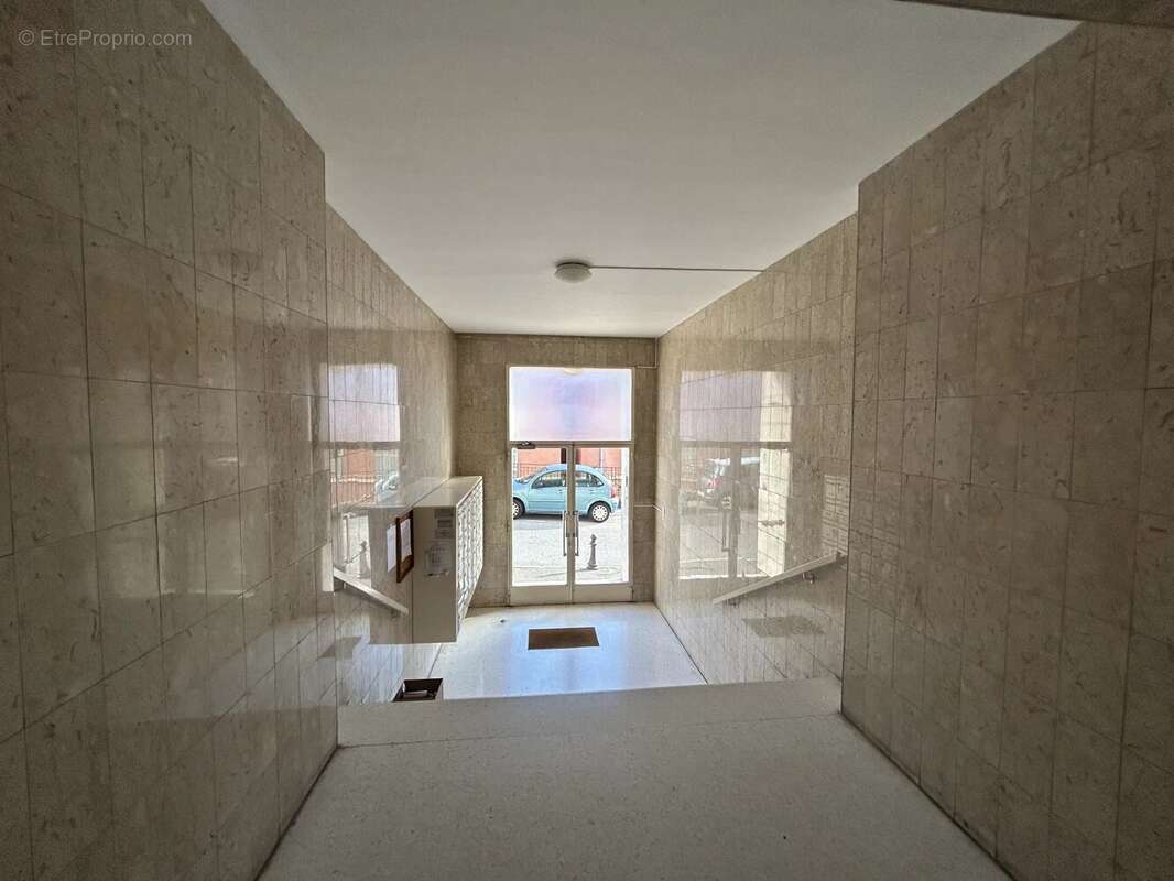 Appartement à SAINT-LAURENT-DU-VAR