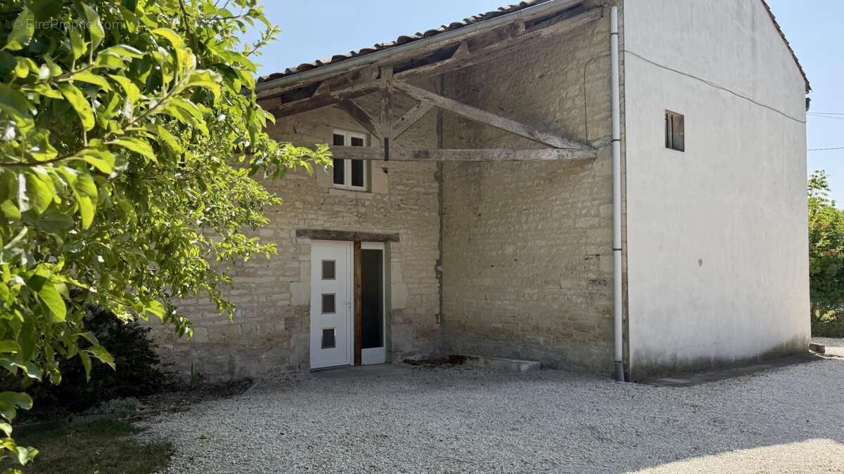 ? Maison charentaise rénovée à Aigre   146 m2   179 000 EUR FA - photo 13