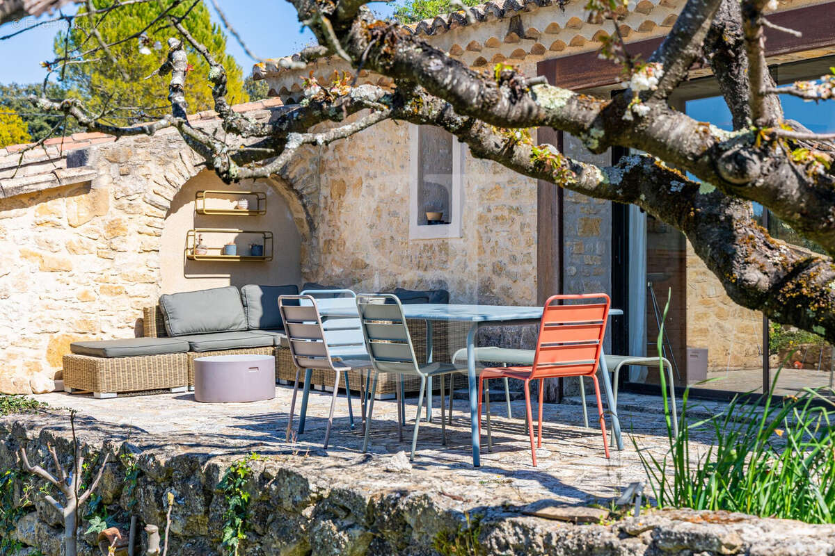 Maison à LA ROQUE-SUR-PERNES
