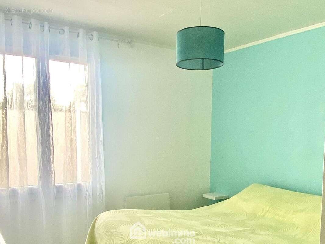 Chambre 2 lumineuse avec placard intégré. - Maison à LES SABLES-D&#039;OLONNE