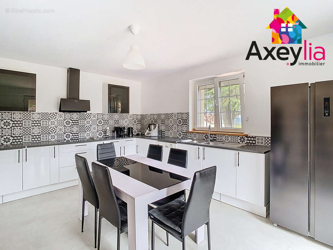 Maison à SAINT-CYR-DE-FAVIERES