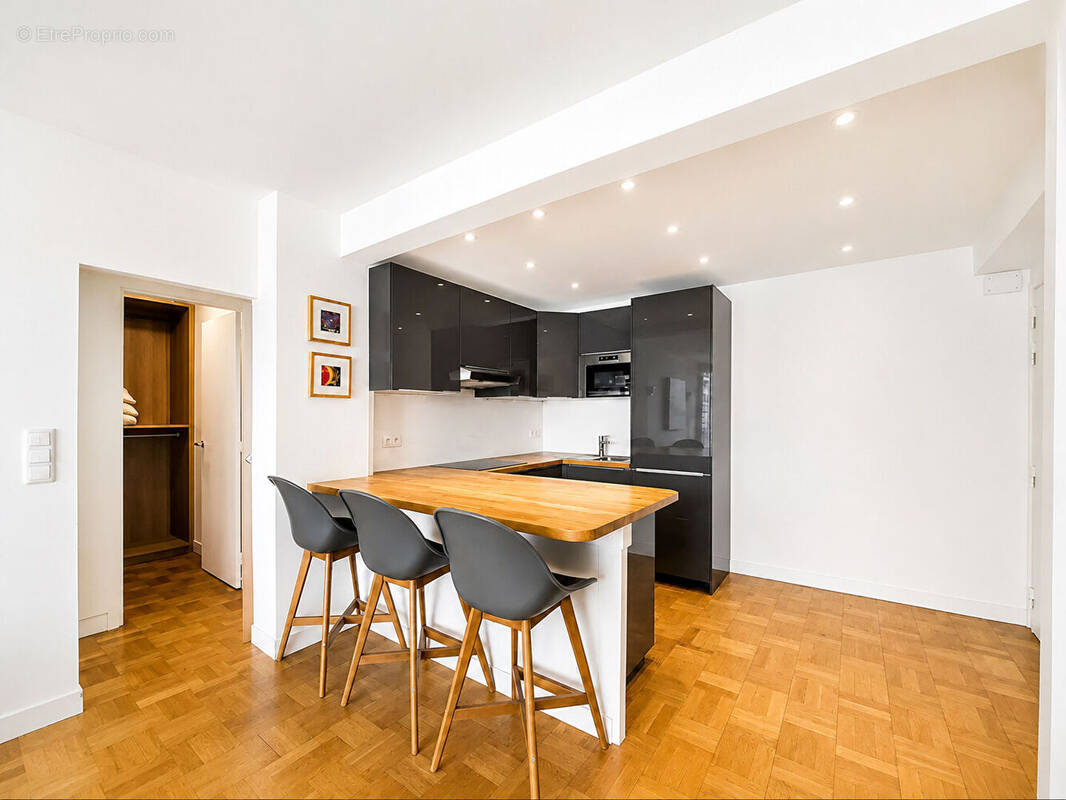 Appartement à PARIS-16E