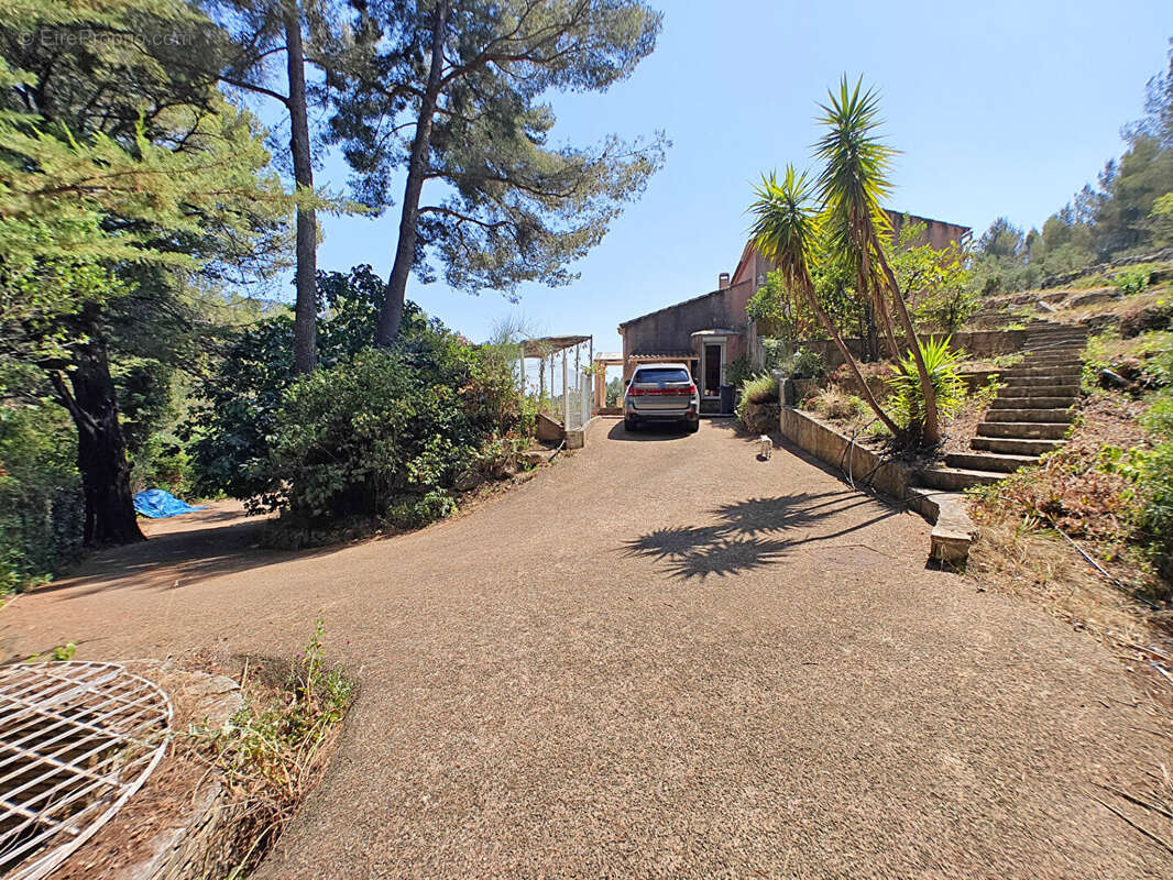 Toulon ouest limite le revest villa de 141 m² sur 3 500 m² de terrain paysagé avec piscine vue dégagée sur le mont faron calme a - photo 11
