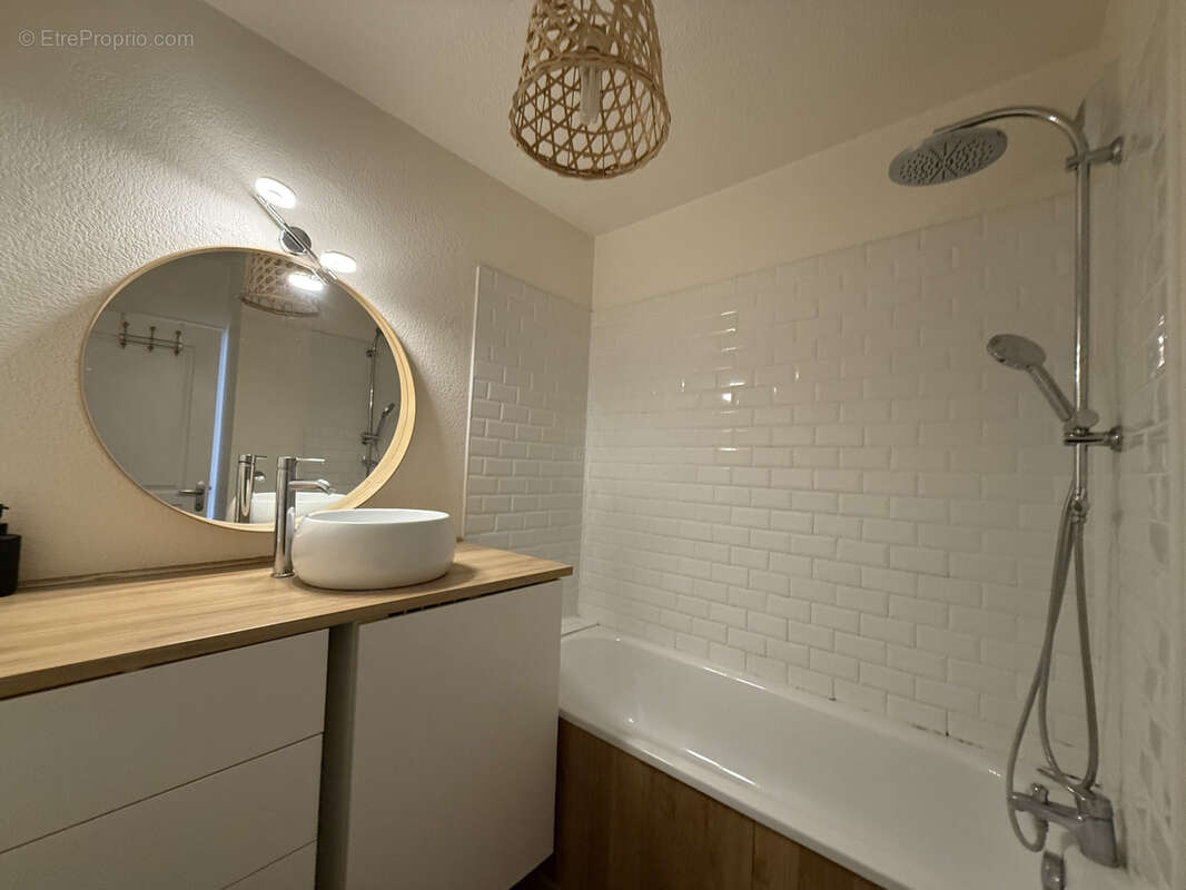 Appartement à SAINT-CLEMENT-DE-RIVIERE