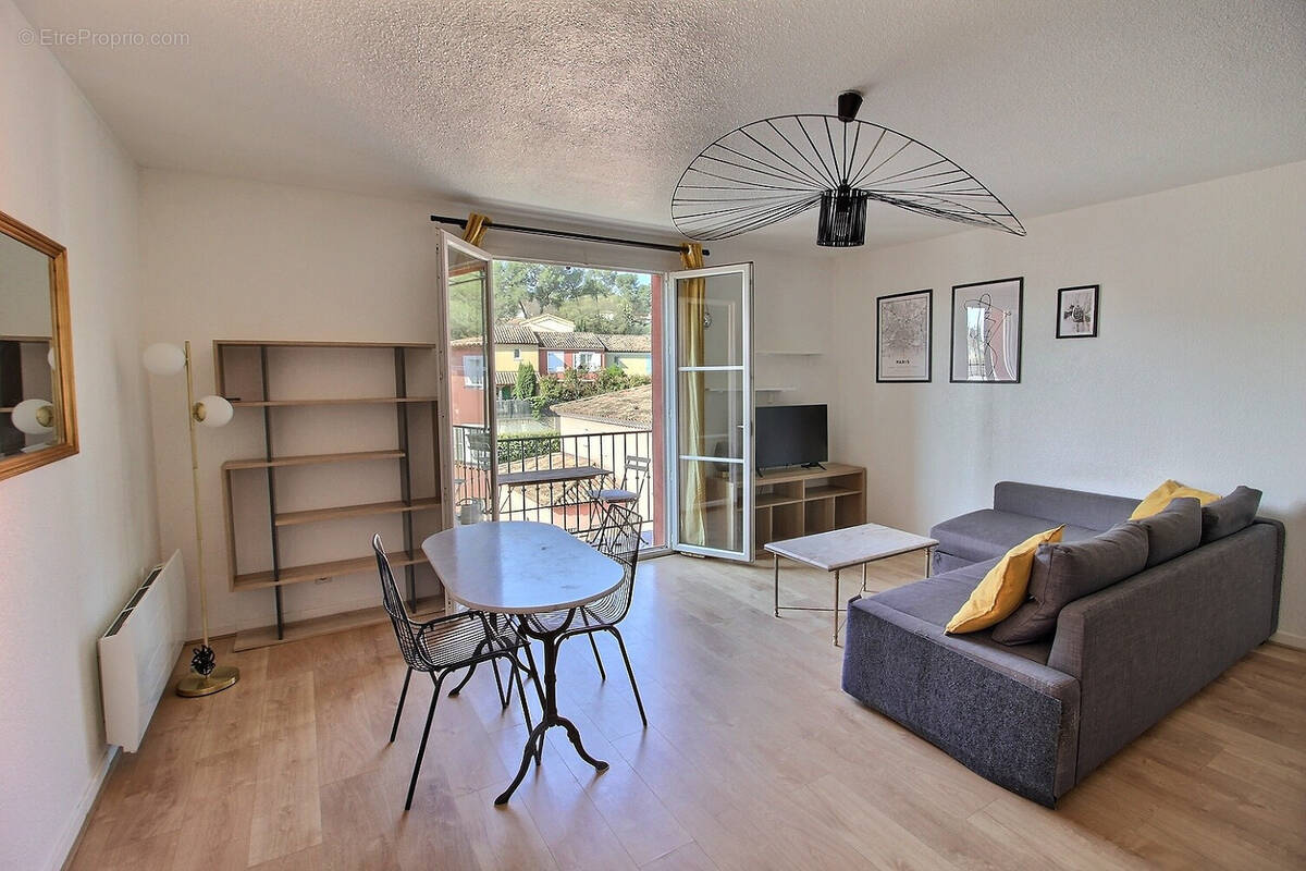 Appartement à SAINT-CLEMENT-DE-RIVIERE