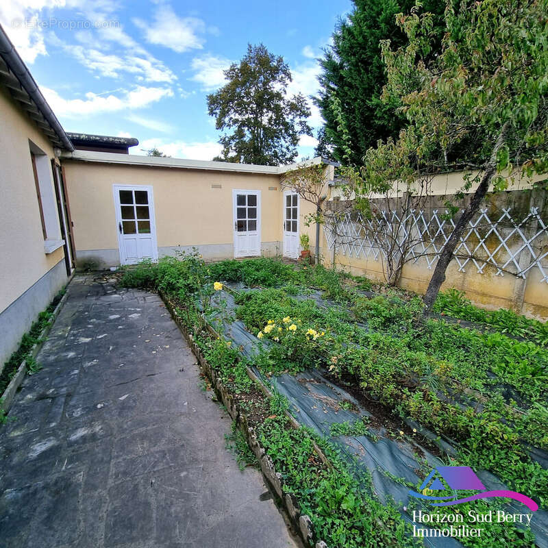 jardin sur l&#039;arrière avec dépendances - Maison à SAINT-DENIS-DE-JOUHET