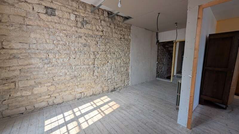 Maison à PACY-SUR-ARMANCON