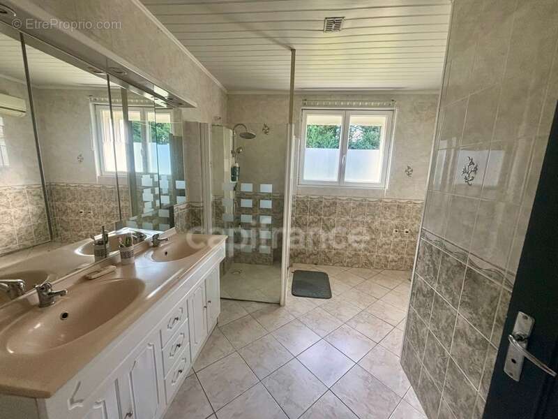 Maison familiale 239 m² au cœur de la nature – 7 pièces – Fort potentiel -  SAINTE COLOMBE (17) - photo 11